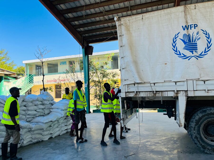 WFP distribution in Brooklyn Cite Soleil