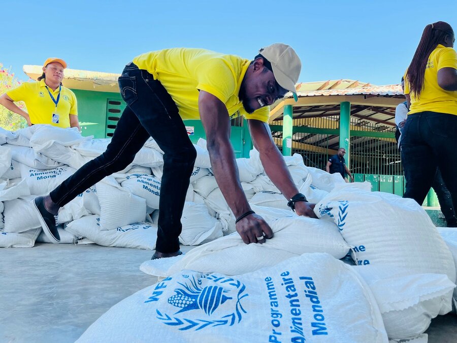 WFP distribution in Cite Soleil 