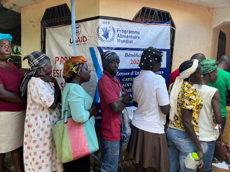 Cash assistance queue near Les Cayes, Haiti