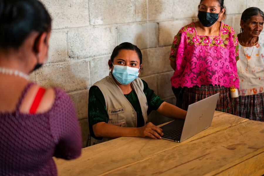 WFP agronomist Deborah Suc speaks to women farmers in Villa Rica, San Cristobal, Guatemala. Photo: WFP/Nelson Pacheco