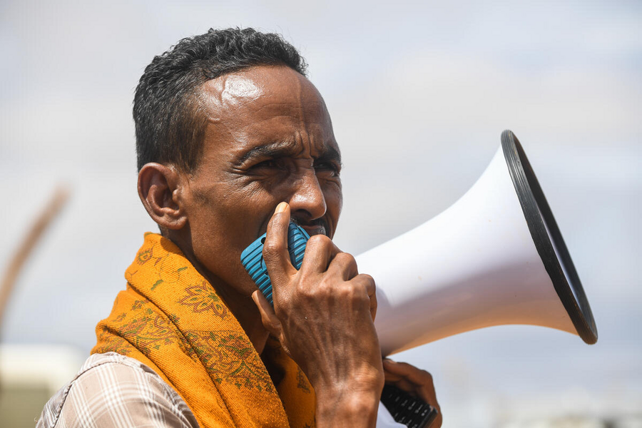 A man in Ethiopia's drought-hit Somali region shares early warning messages as part of WFP's anticipatory action programme. Photo: WFP/MichaelTewelde 