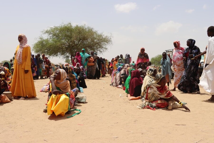 New arrivals from Sudan awaiting for WFP food in Chad. WFP may be forced to halt assistance for lack of funds. Photo; WFP/Jacques David