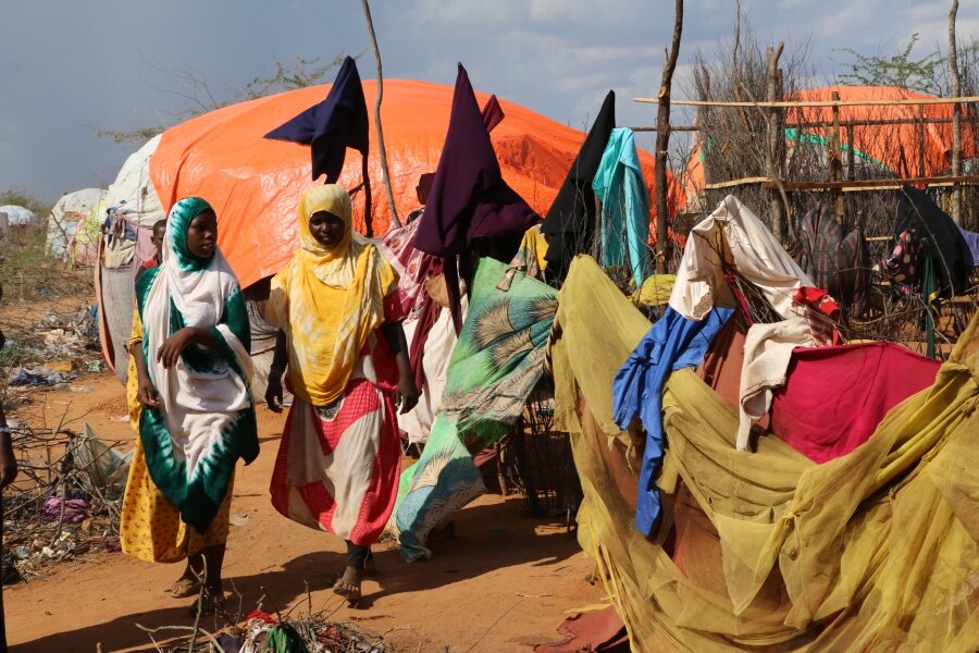 New arrivals build makeshift shelters on the outskirts of Kenya's Dadaab refugee camp. Tens of thousands of Somalis have flocked here in recent months, fleeing drought in their homeland. Photo: WFP/Martin Karimi 