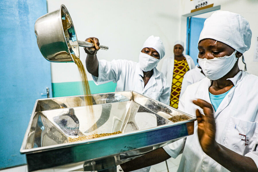 Flour fortified for infants is prepared in Ouallam, in the Tillabery region of Niger. Photo: WFP/Richart Mbouet