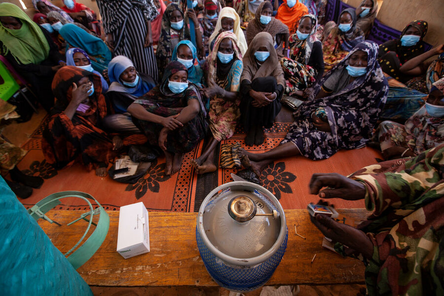 Sudanese refugees in eastern Chad learn how to use new LPG gas cookers as part of a clean-cooking initiative piloted by WFP and UNHCR. Photo: WFP/Irshad Khan