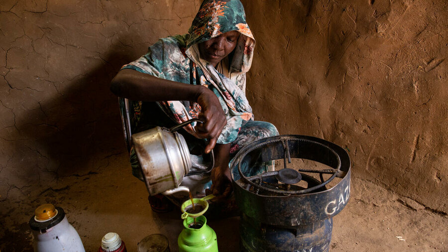 In Chad, Sudanese refugee Nadifa Ibrahim pours tea she's brewed using a WFP-supplied gas cooker. Photo: WFP/Irshad Khan 