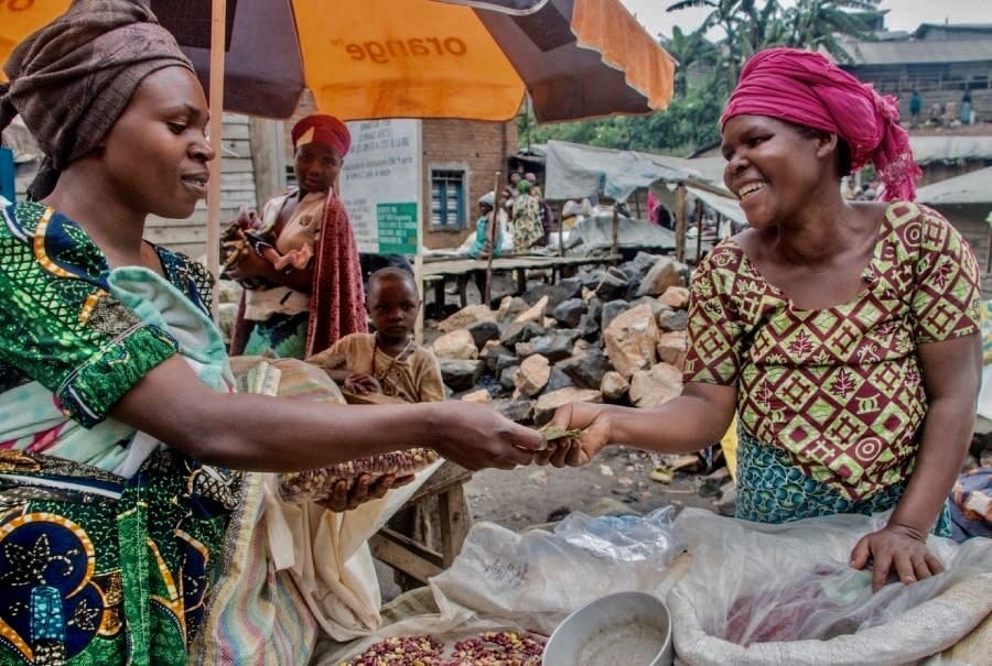 Pendeza (L) buys food in northeastern DRC with WFP cash. Photo: WFP/Benjamin Anguandia
