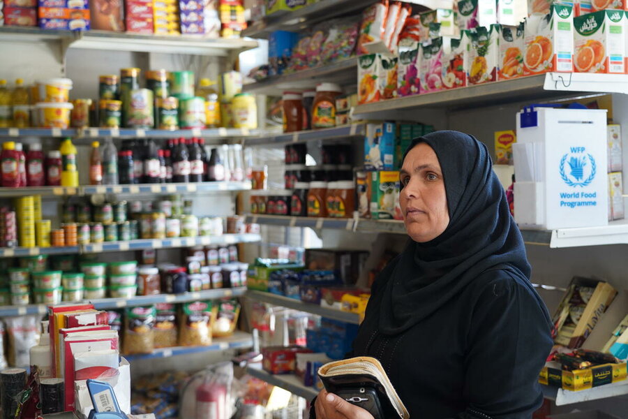A participant in a WFP cash-assistance project in Deir Ezzor. Photo: WFP/Carlos Munoz