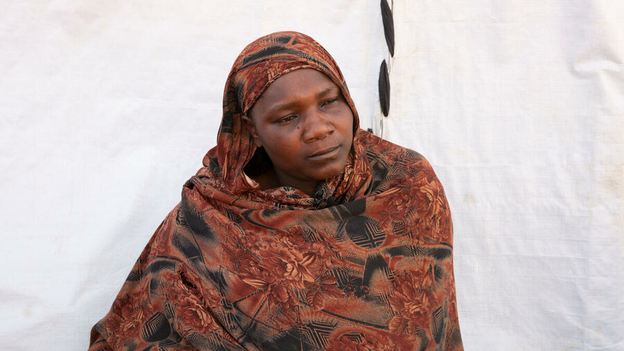 Scarcity of trees in eastern Chad forces refugee Dar Assalam Youssouf Adam to scrounge for firewood and other fuel. Photo: WFP/Ishard Khan 