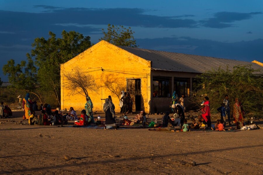 Women and children who fled conflict in Khartoum receive WFP food assistance in Wad Madani. Photo: OCHA/Ala Kheir