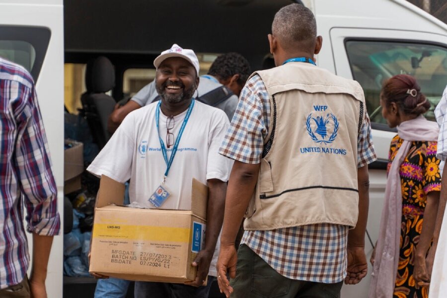 WFP Monitoring Assistant Abdella Alebeah delivers food for people displaced by Sudan's conflict. Photo: OCHA/Ala Kheir