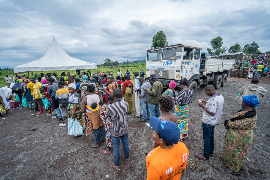 WFP distributes high-energy biscuits to recently displaced people at Nyiragongo in North Kivu