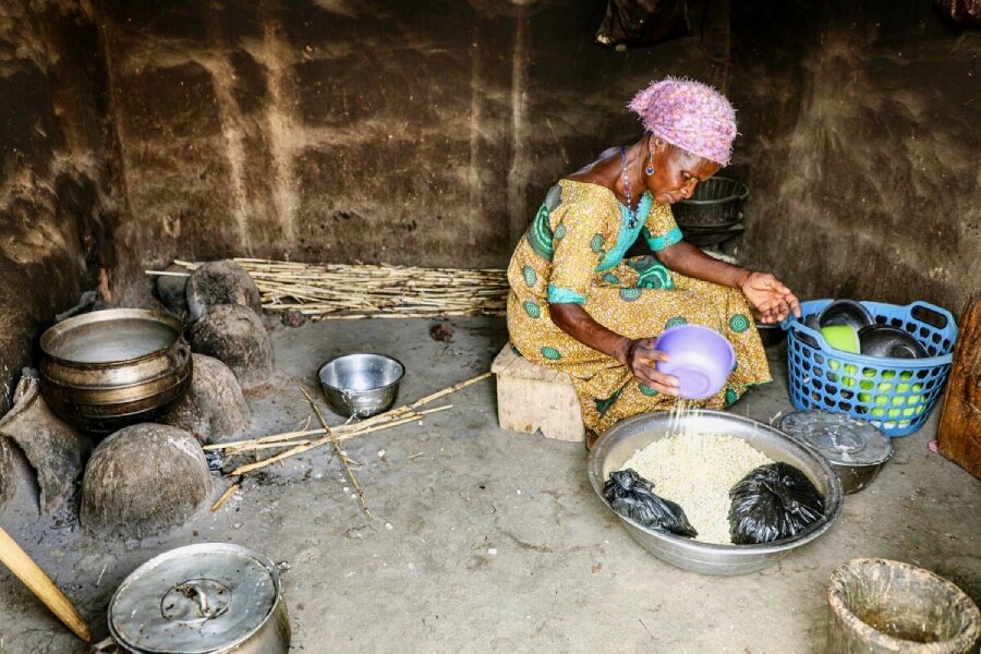 Youlka cooks dinner for her family. Photo: WFP/Richard Mbouet