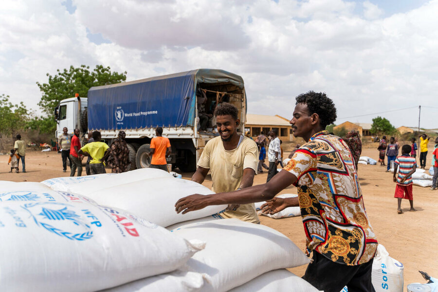 WFP and partners assist displaced people at an abandoned farm turned into reception centre at  Wad Medani in Gezira state, Sudan. Photo: OCHA/Ala Kheir