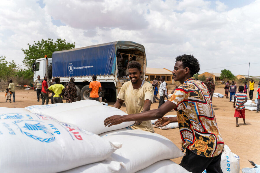 WFP and partners assist displaced people at an abandoned farm turned into reception centre at Wad Medani in Gezira state, Sudan. Photo: OCHA/Ala Kheir