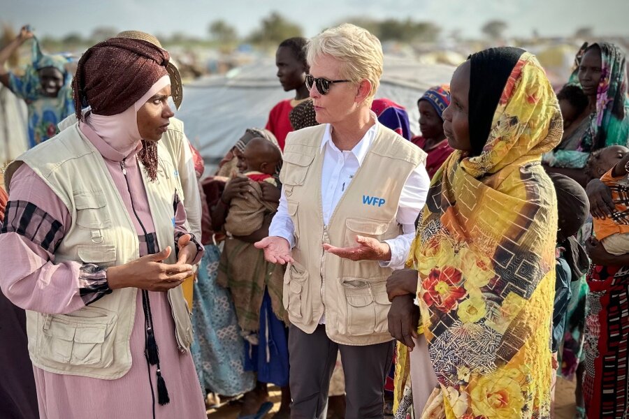 WFP Executive Director Cindy McCain during a visit to Adre, Chad. Photo: WFP/Julian Civiero