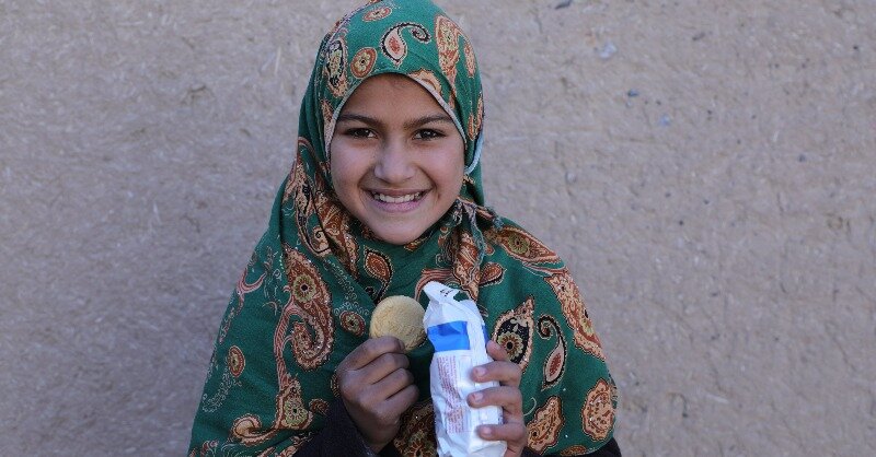 afghanistan school meals biscuit girl