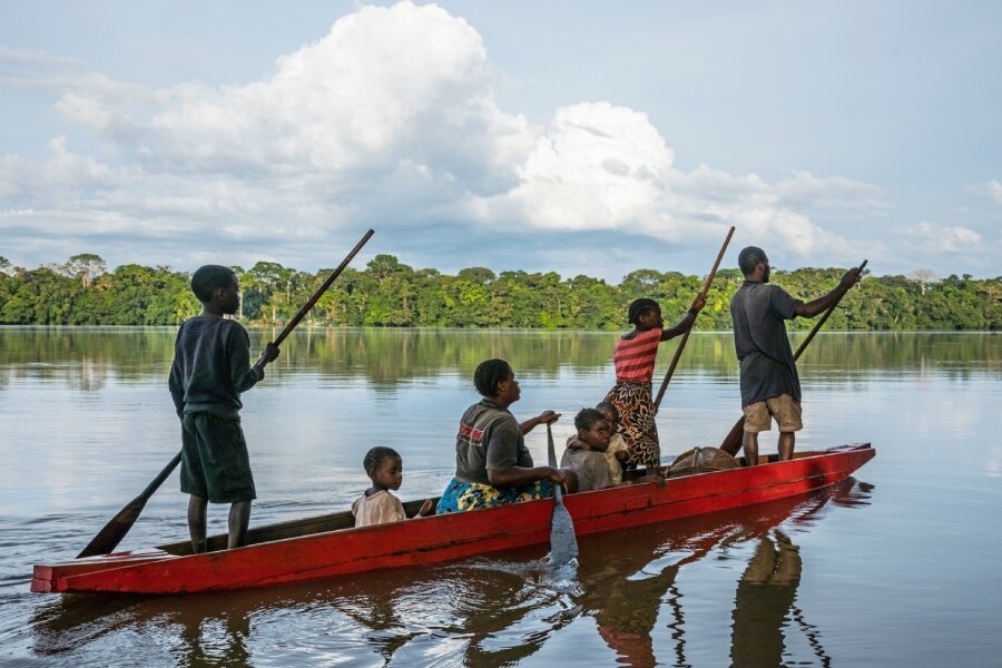 Annie and her family head to the rainforest. Photo: WFP/Gabriela Vivacqua