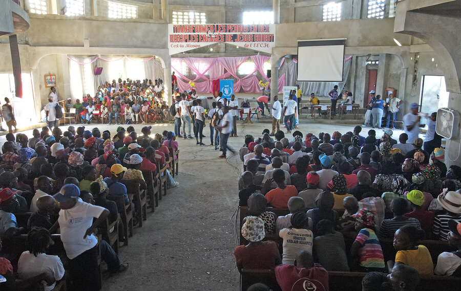 A WFP cash distribution in a church in Port-de-Paix in Haiti's North Department. Photo: WFP/ Luc Junior Segur