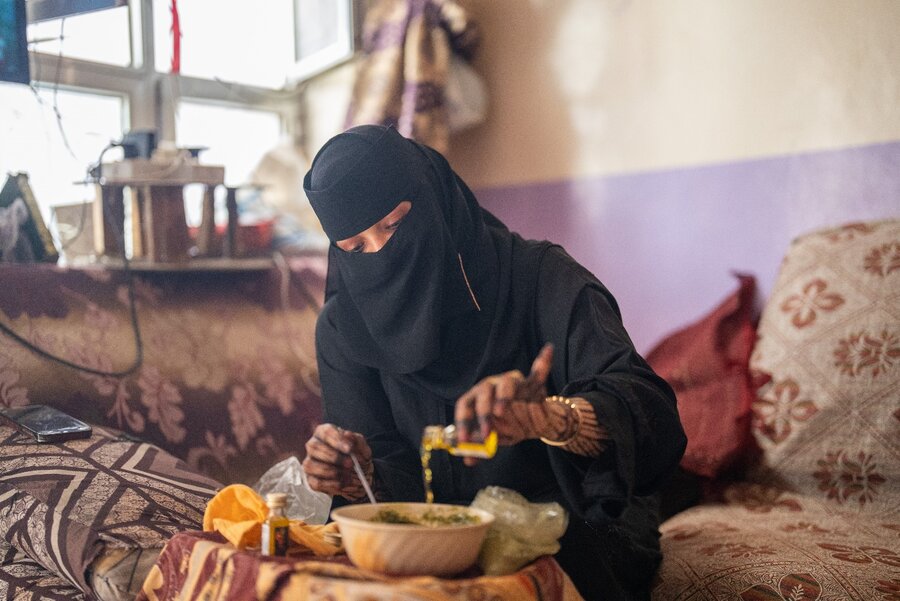 Omnia prepares henna for her hand decorations. Photo: WFP/Mehedi Rahman
