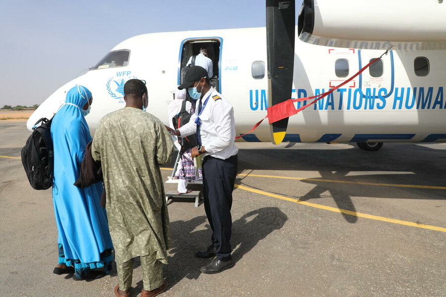 Passengers in Maradi board an UNHAS flight to Niamey during the pandemic in 2021. WFP is calling for the repoening of airspace so critical personnel and supplies can travel. Photo: WFP/Richard Mbouet