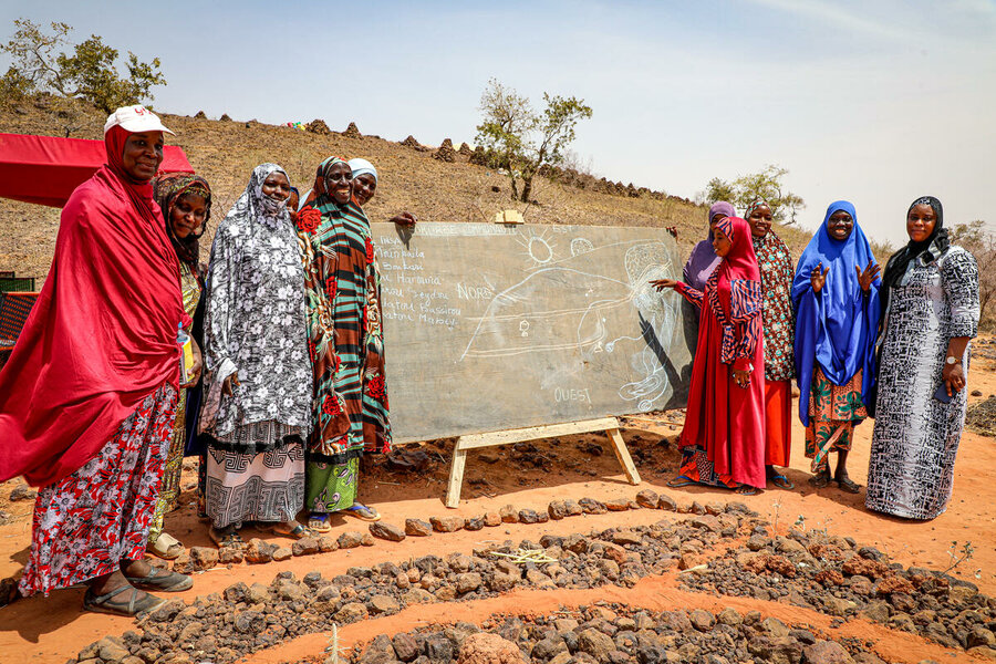  Participants in a project mapping the water-harnessing activities of farmers in communities in Sokorbé, Dosso. Photo: WFP/Richard Mbouet