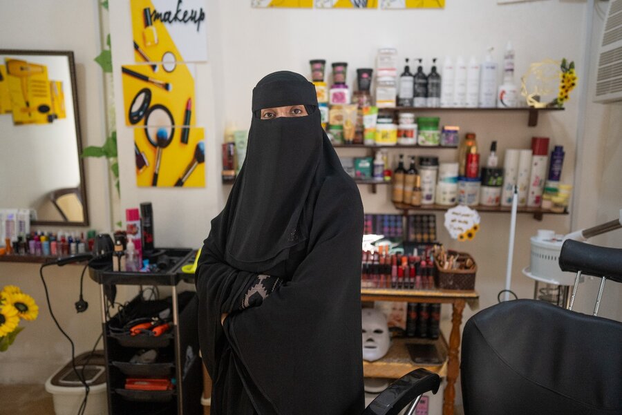 Heba Hamed at her beauty salon in Yemen's port city of Aden. Photo: WFP/Mehedi Rahman