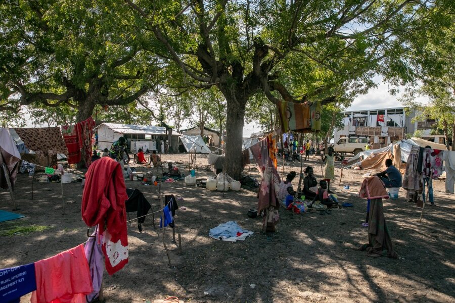 Displaced people at Malakal's transit centre in South Sudan, where they face onward journeys to a new and uncertain life. Photo: WFP/Eulalia Berlanga