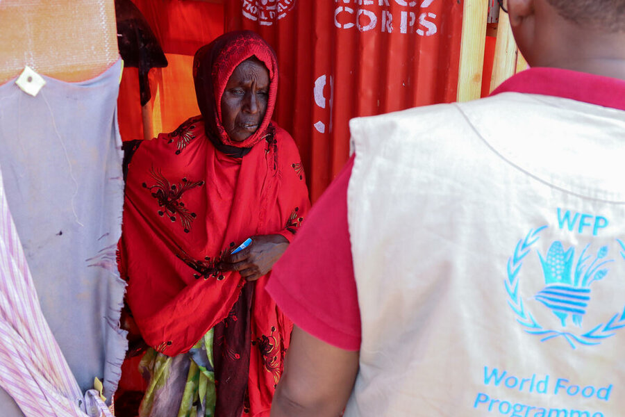 Hibo Ahmed speaks to a WFP employee at Somalia's Daryeel IDP camp. WFP has cut her food assistance for lack of funds. Photo: WFP/Patrick Mwangi