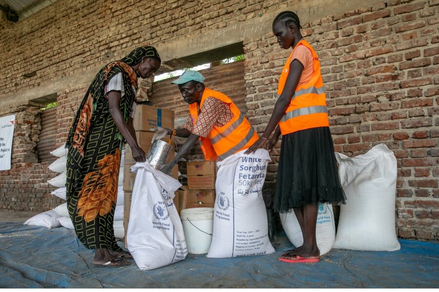 A displaced woman receives WFP food assistance in Malakal, South Sudan. Photo: WFP/Eulalia Berlanga