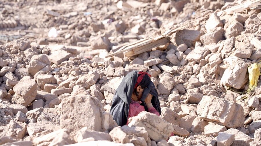A woman mourns in Afghanistan's quake-hit village of Naib-Rafi. Photo: WFP/Hasib Hazinyar