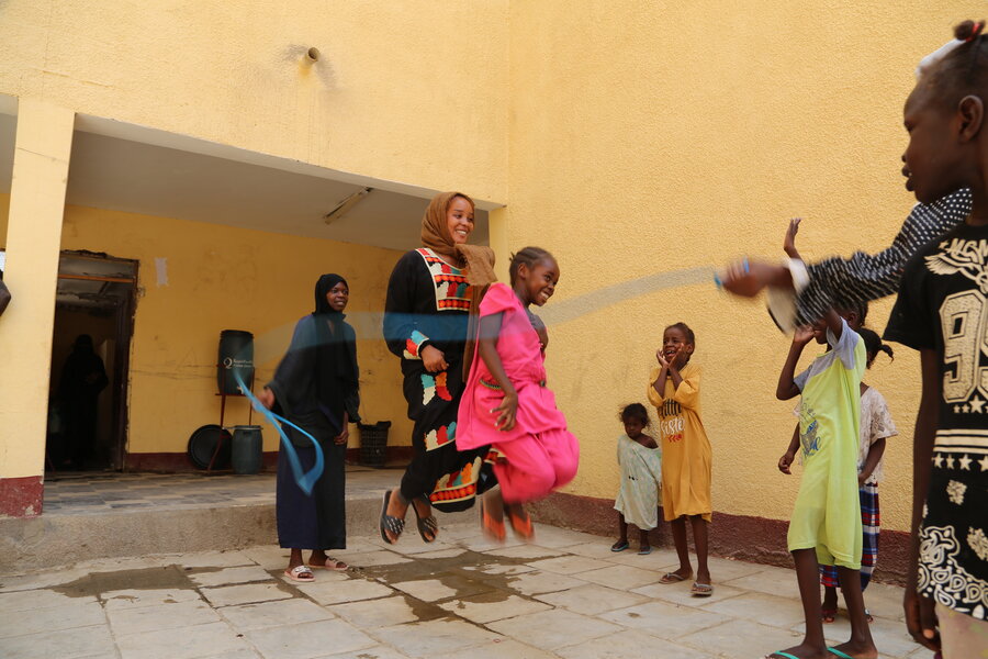 Aziza skips ropes with displaced children. She hopes to have a profession working with traumatized kids one day. Photo: WFP/Leni Kinzli