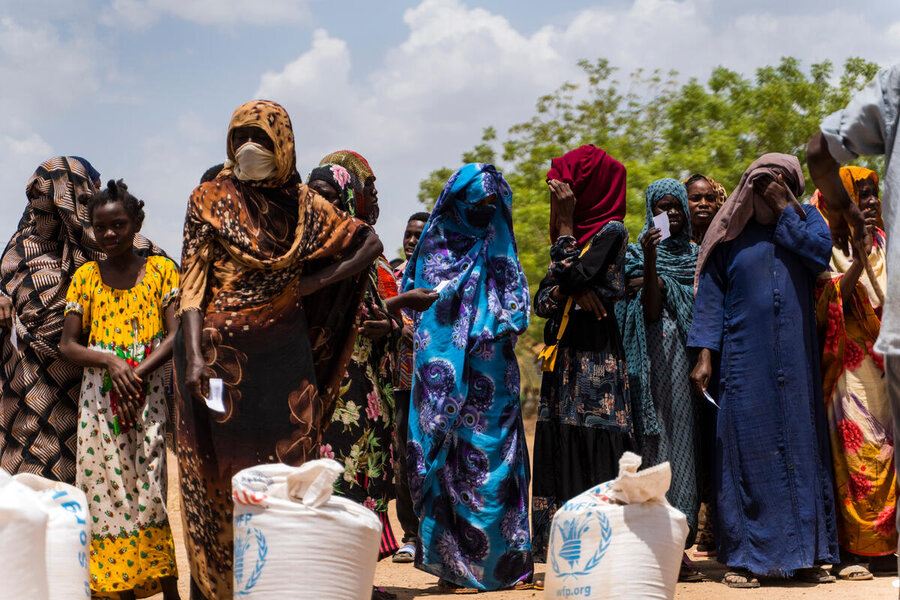 WFP food distributions at a poultry farm in Sudan for conflict-displaced people from Khartoum. Photo: OCHA/Ala Kheir