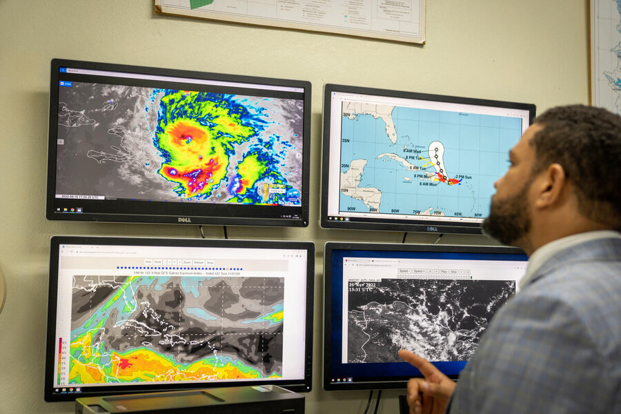 Government experts monitor the weather in the Dominican Republic, one of more than half-a-dozen countries WFP works with on early response planning. Photo: WFP/Esteban Barrera