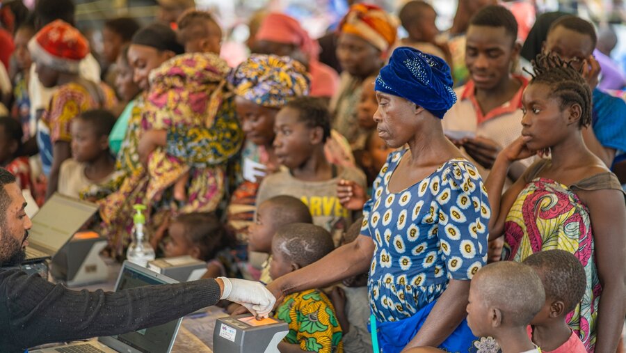 Kvinner registrerer seg for å motta kontanthjelp fra WFP på et distribusjonssted i østlige DRC.  Volden har rykket opp hundretusenvis av mennesker og forverret sulten.  Foto: WFP/Michael Castofas