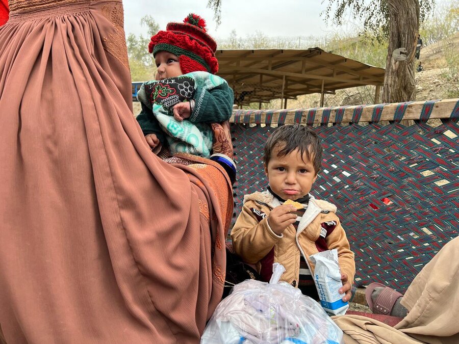 WFP is distibuting fortified cookies to arrivals. Photo: WFP/Rana Deraz