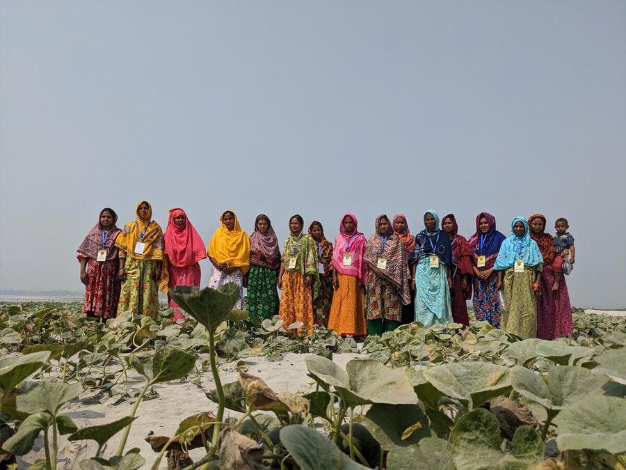 Women grow pumpkins as part of a WFP-backed project in Kurigram in Rangpur, that includes climate insuance and forecast-based financing. Photo: Lena von Zabern
