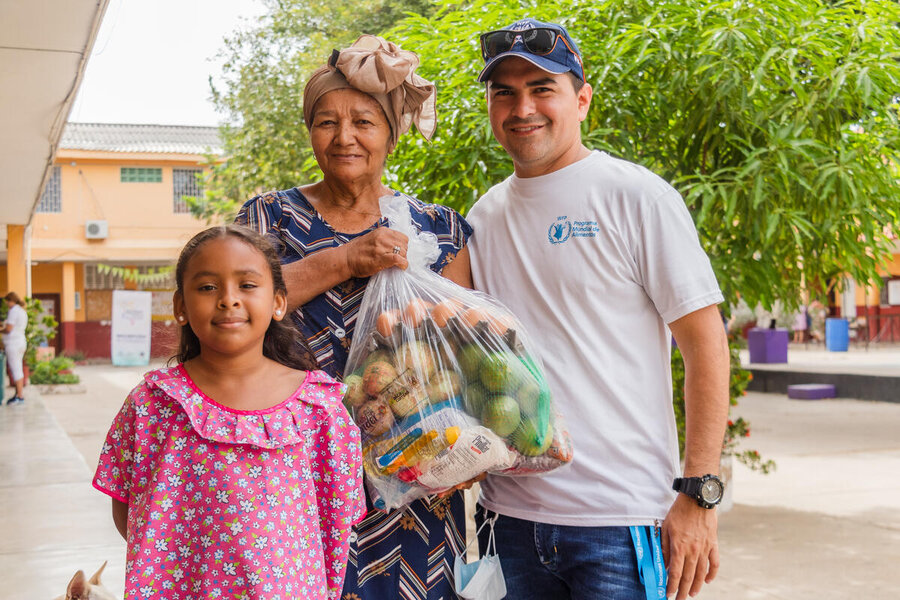 In Maico and La Guajira a woman from the indigenous Wayuu community and her granddaughter take home a ration during the holidays in July. Photo: WFP/Sergio Brito