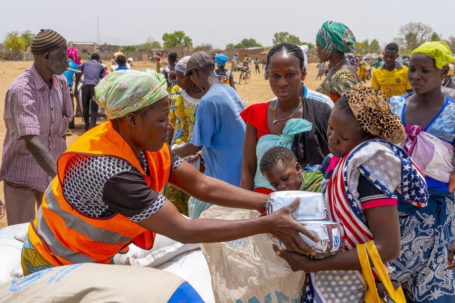 A WFP food distribution in Pama in Burkina Faso's Kompienga province. Photo: WFP/Cheick Omar Bandaogo