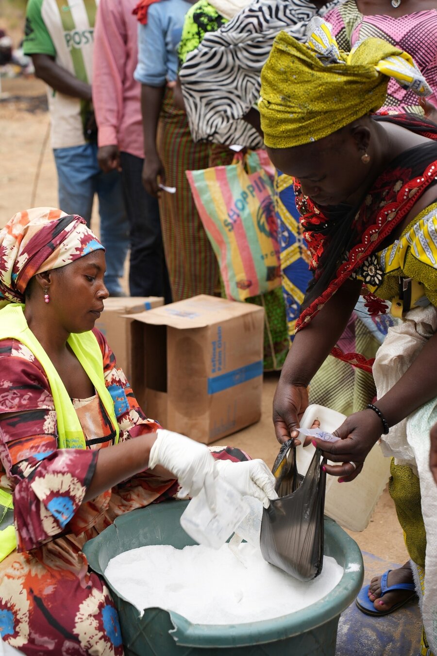 Chrisitina — an internally displaced person, buying food from the local market with the assistance from WFP.