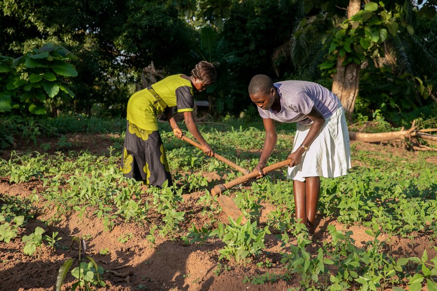 Grace (L) and her daughter Salwa (R) tend to the family plot in Yambio, South Sudan. Photo: WFP/Eulalia Berlanga