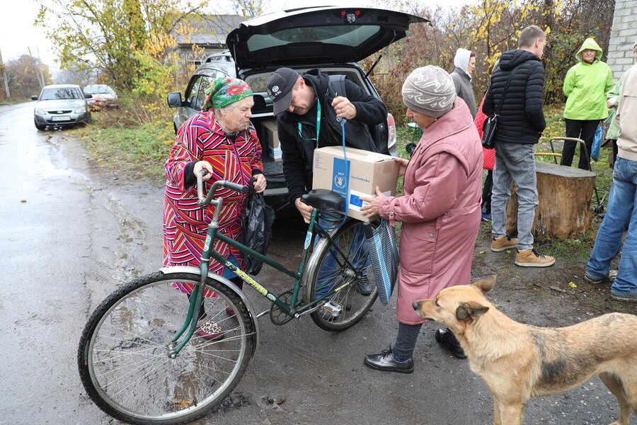 Ukrainian women in Ukraine's eastern Donetsk area receive WFP food boxes. Photo: WFP/Anna Andrusenko