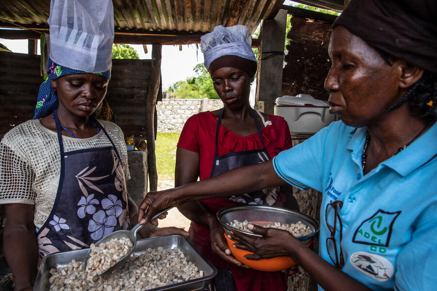 WFP trainer Anna Mandela (R) helps build women's business skills and resilience on Mozambique's Ibo Island. Photo: WFP/Gabriela Vivacqua