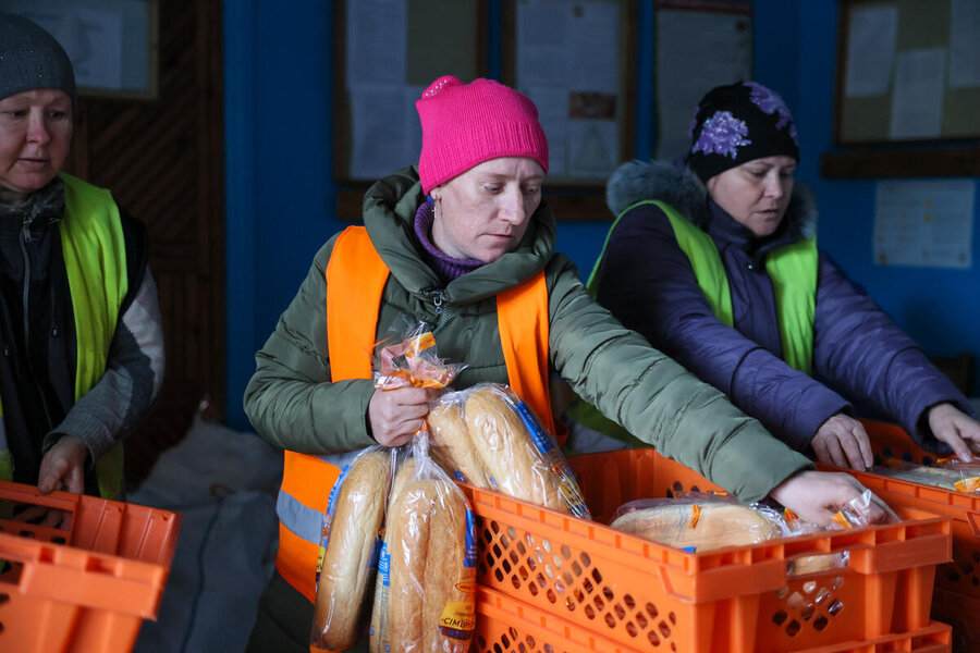 Women prepare WFP distributions of fresh bread to Ukrainians living in frontline areas. Photo: WFP/Anastasiia Honcharuk