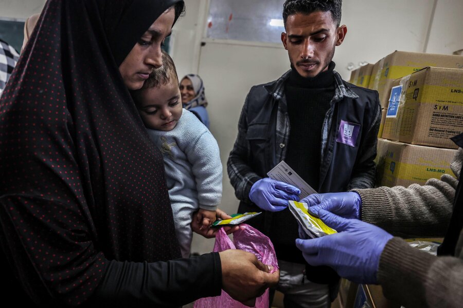 WFP and partners staff administer distribution in Gaza Photo: Mostafa Ghroz