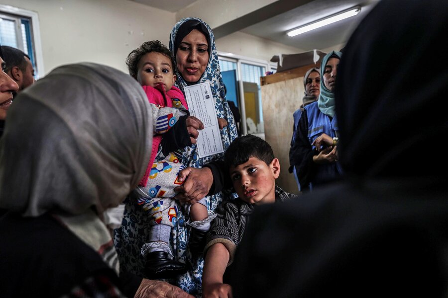 Family at a WFP food distribution in Ghaza Photo: Mostafa Ghroz