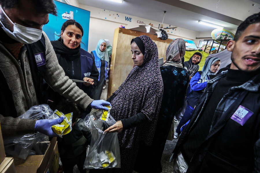 WFP and partners staff administer distribution in Gaza Photo: Mostafa Ghroz