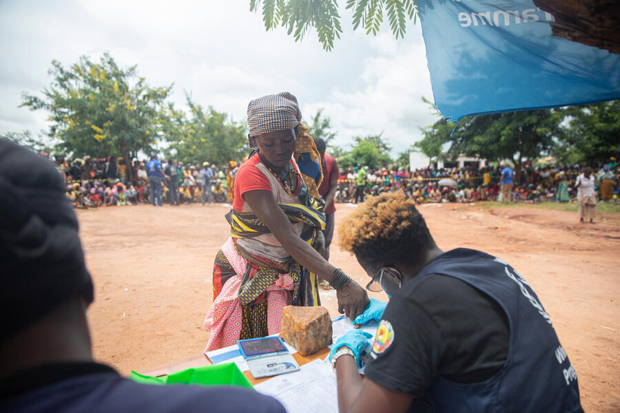 A displaced woman registers for WFP assistance in Erati. Photo: Alfredo Zuniga