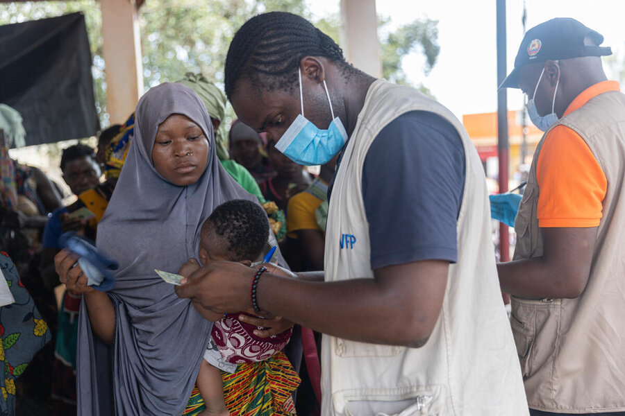  (Required) WFP staff working on the 7-day rations distribution to internally displaced people in Erati, Nampula province.