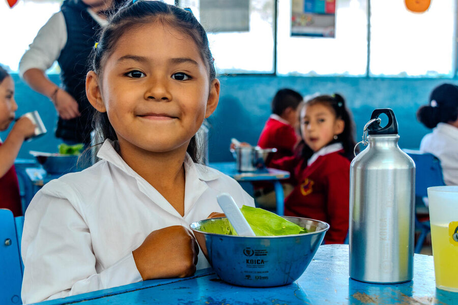Daniela and her classmates enjoy hot meals prepared in the school canteen with ingredients provided by smallholder farmers in the community of San Rafael. Foto: WFP/Gonzalo Ruiz